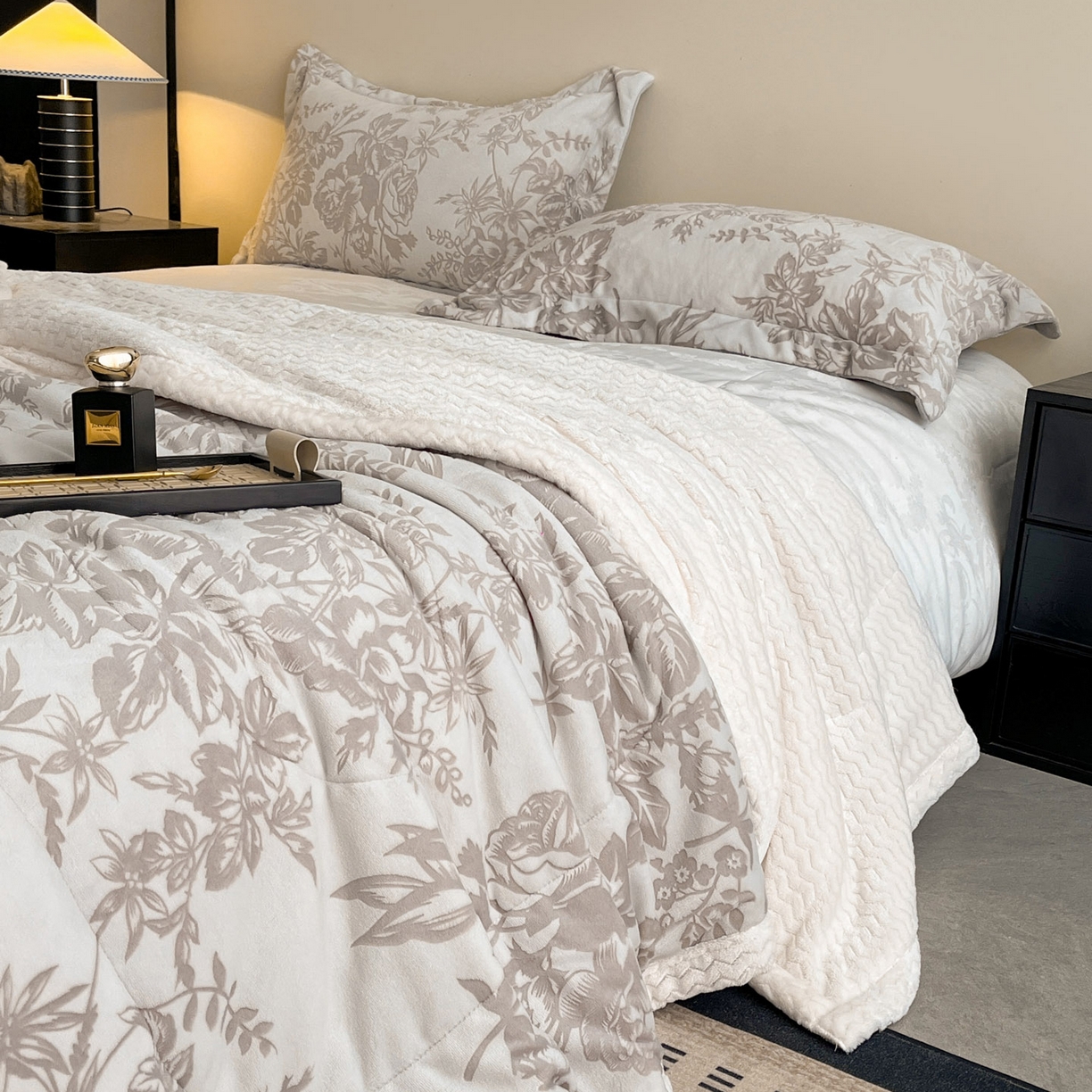 91家纺网 家纺一手货源 找家纺 宜代光年 2025新款牛奶绒立体雕花夹棉多功能毯 浅灰丛林