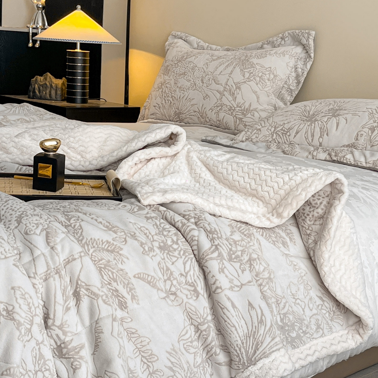 91家纺网 家纺一手货源 找家纺 宜代光年 2025新款牛奶绒立体雕花夹棉多功能毯 浅灰繁华