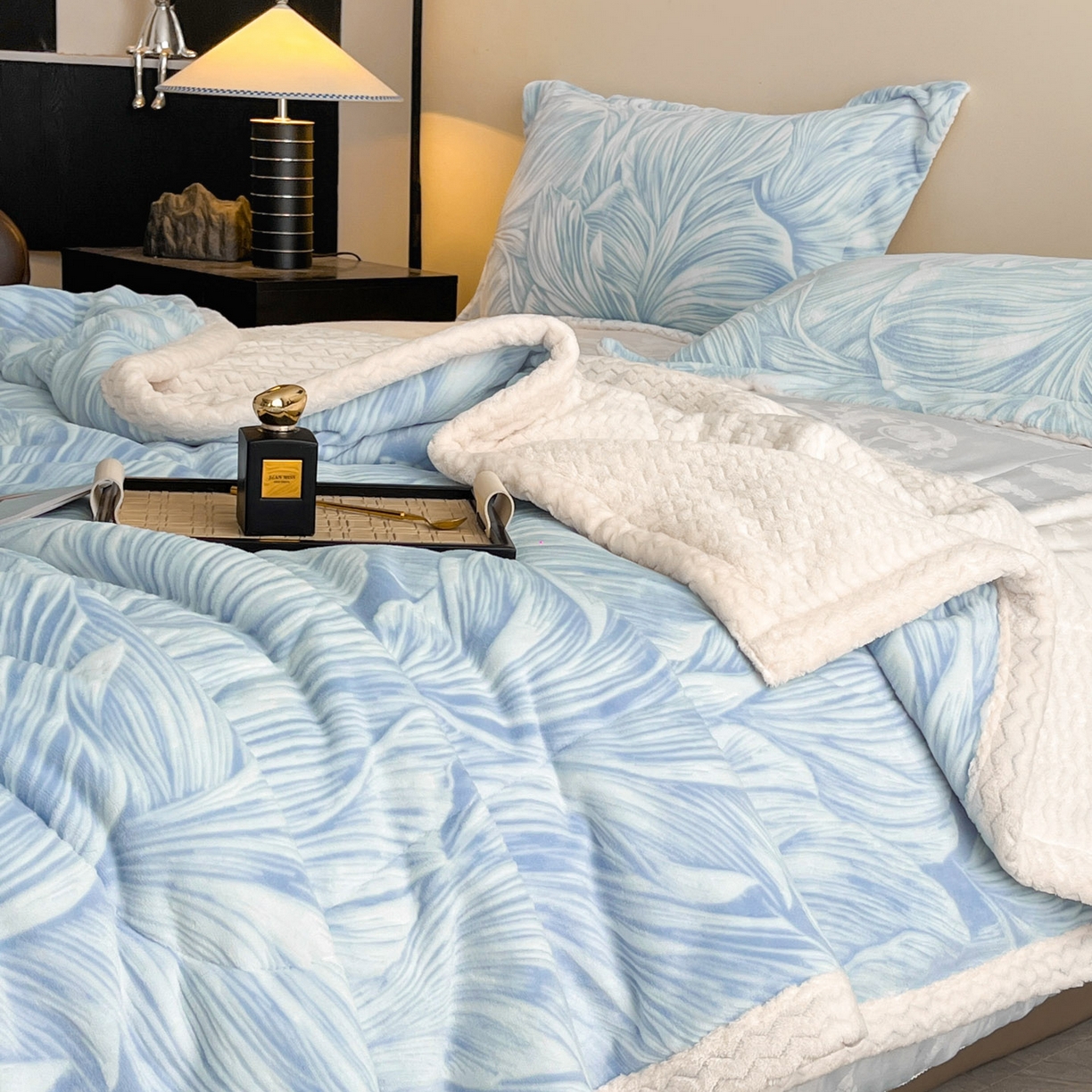 91家纺网 家纺一手货源 找家纺 宜代光年 2025新款牛奶绒立体雕花夹棉多功能毯 叶叶思语