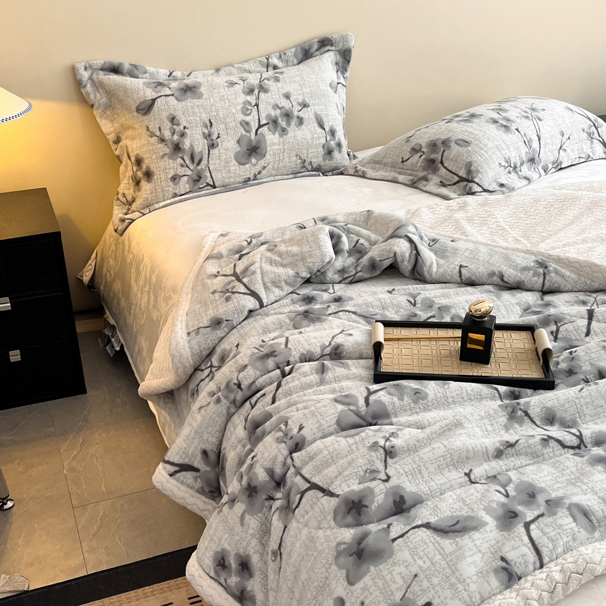 91家纺网 家纺一手货源 找家纺 宜代光年 2025新款牛奶绒立体雕花夹棉多功能毯 琳瑜陌语