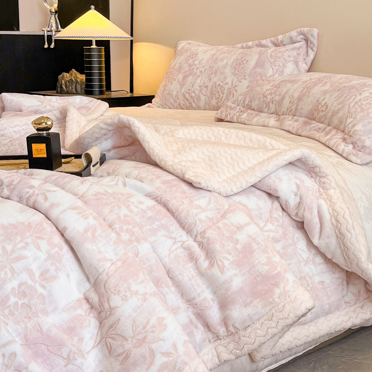 91家纺网 家纺一手货源 找家纺 宜代光年 2025新款牛奶绒立体雕花夹棉多功能毯 花枝菁语-粉