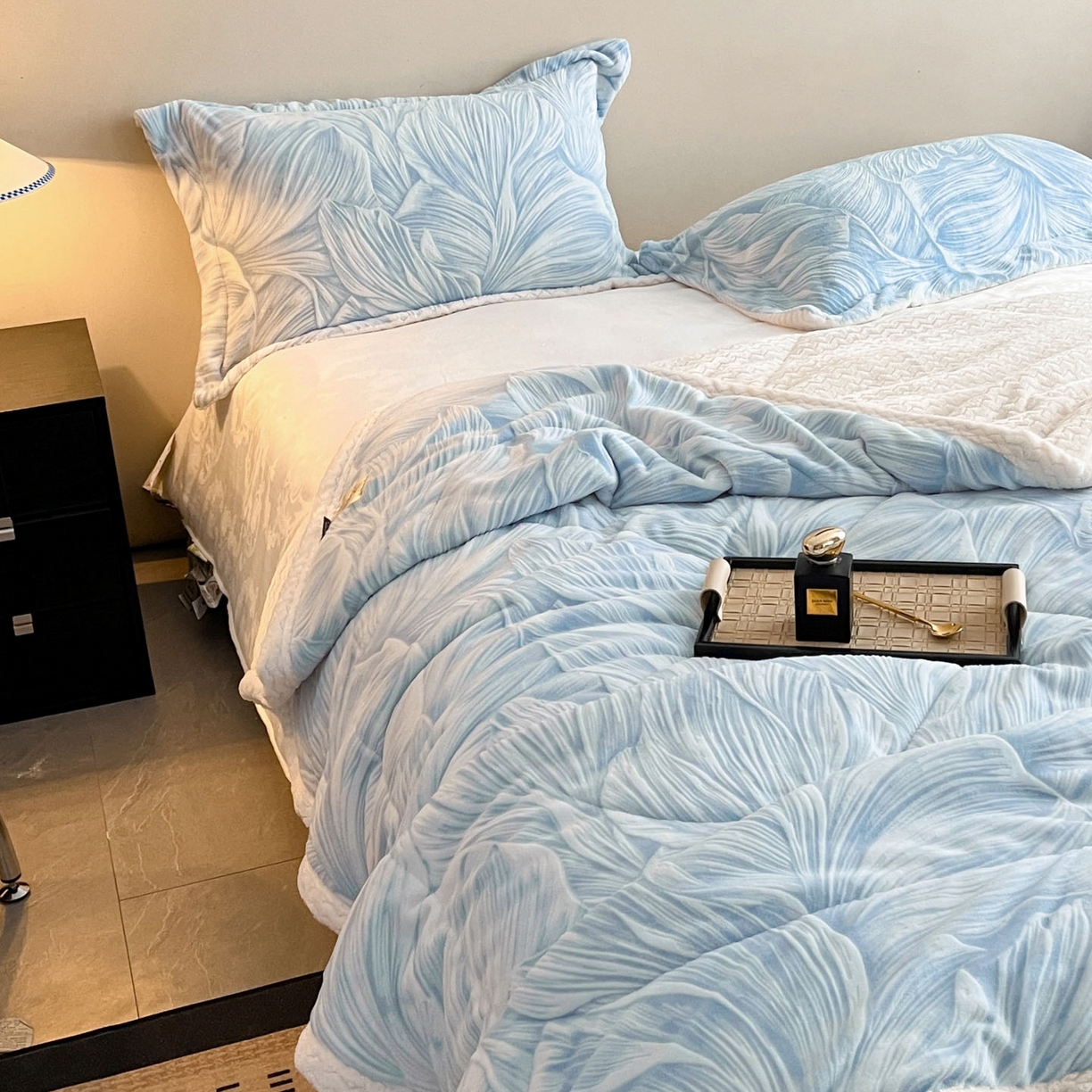 91家纺网 家纺一手货源 找家纺 宜代光年 2025新款牛奶绒立体雕花夹棉多功能毯 叶叶思语