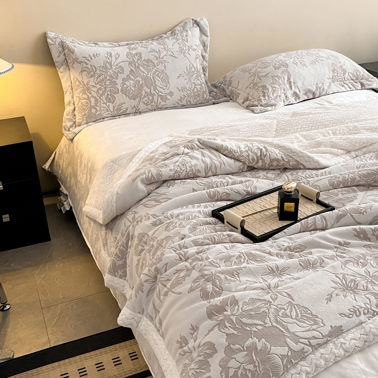 91家纺网 家纺一手货源 找家纺 宜代光年 2025新款牛奶绒立体雕花夹棉多功能毯 浅灰丛林