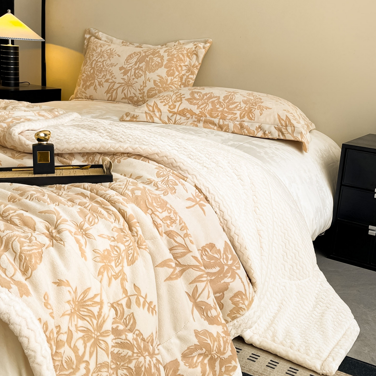 91家纺网 家纺一手货源 找家纺 宜代光年 2025新款牛奶绒立体雕花夹棉多功能毯 暖咖丛林