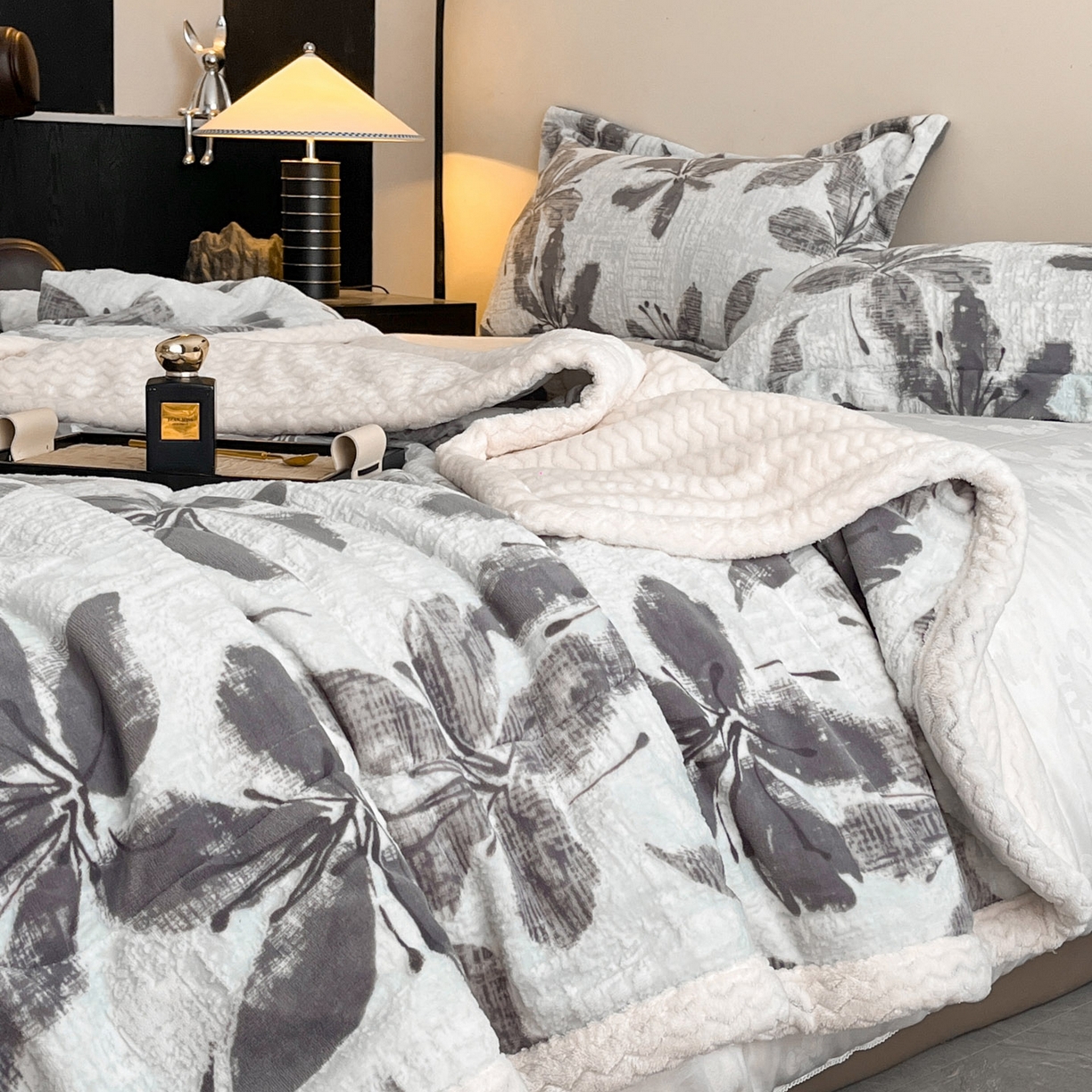 91家纺网 家纺一手货源 找家纺 宜代光年 2025新款牛奶绒立体雕花夹棉多功能毯 素花疏影