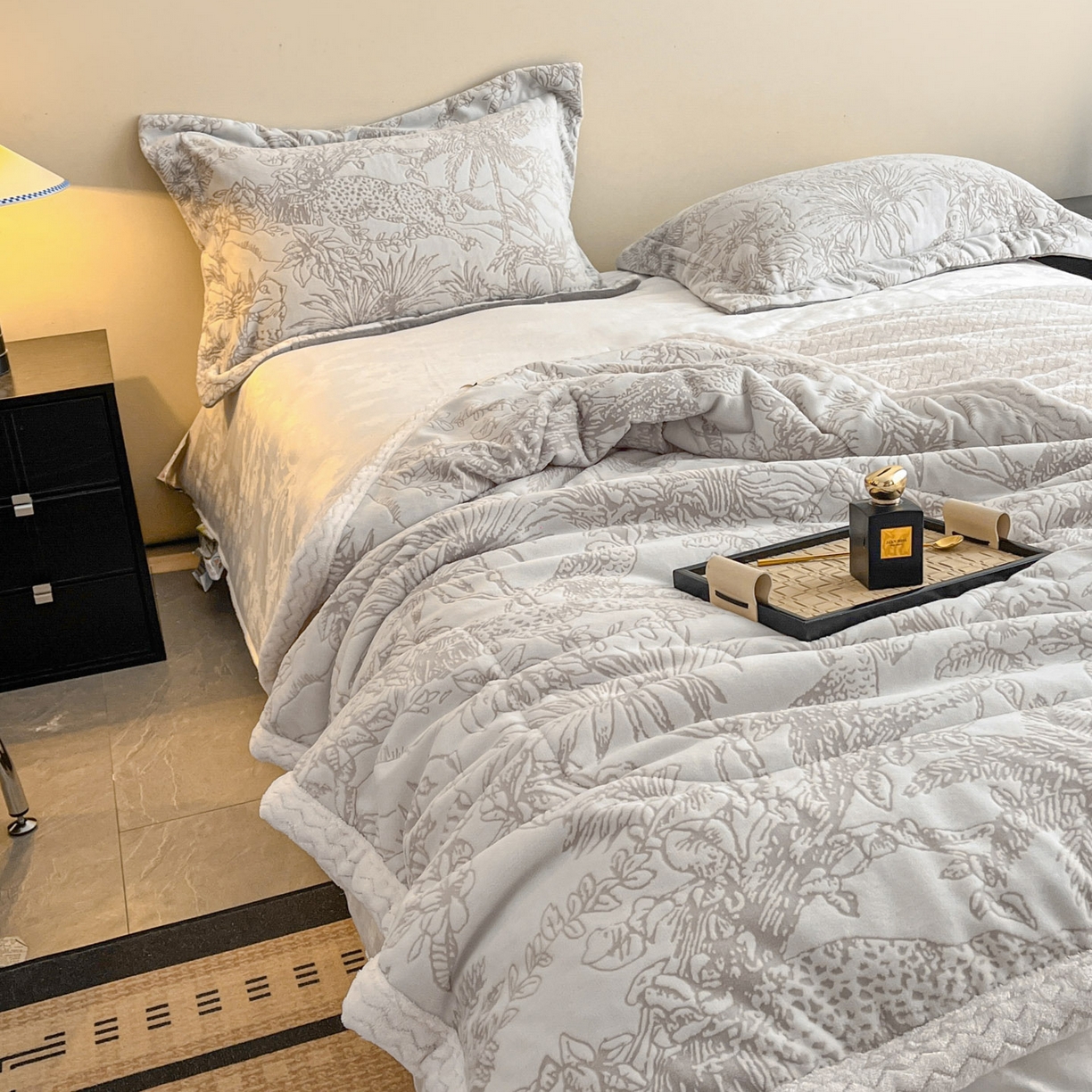 91家纺网 家纺一手货源 找家纺 宜代光年 2025新款牛奶绒立体雕花夹棉多功能毯 浅灰繁华