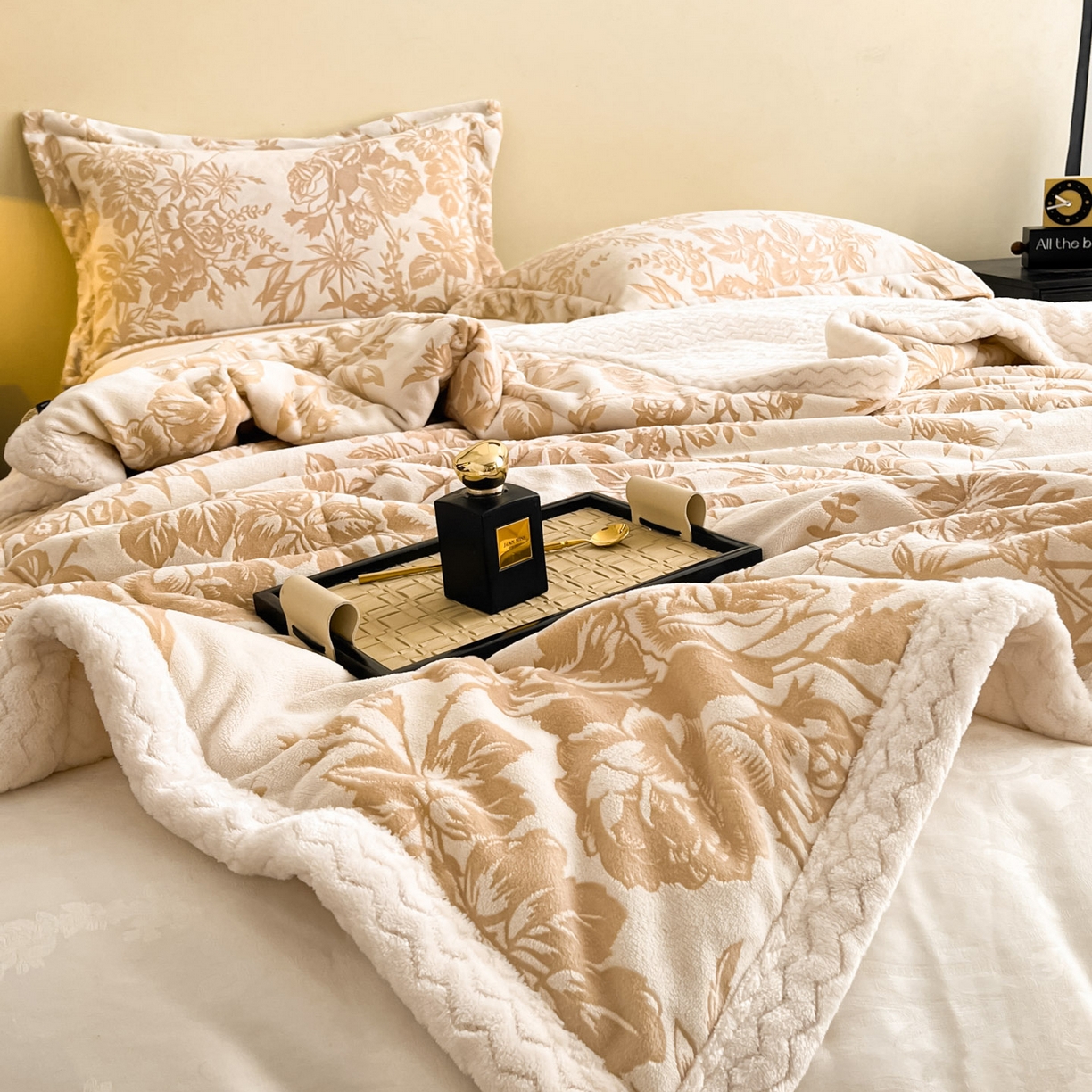 91家纺网 家纺一手货源 找家纺 宜代光年 2025新款牛奶绒立体雕花夹棉多功能毯 暖咖丛林