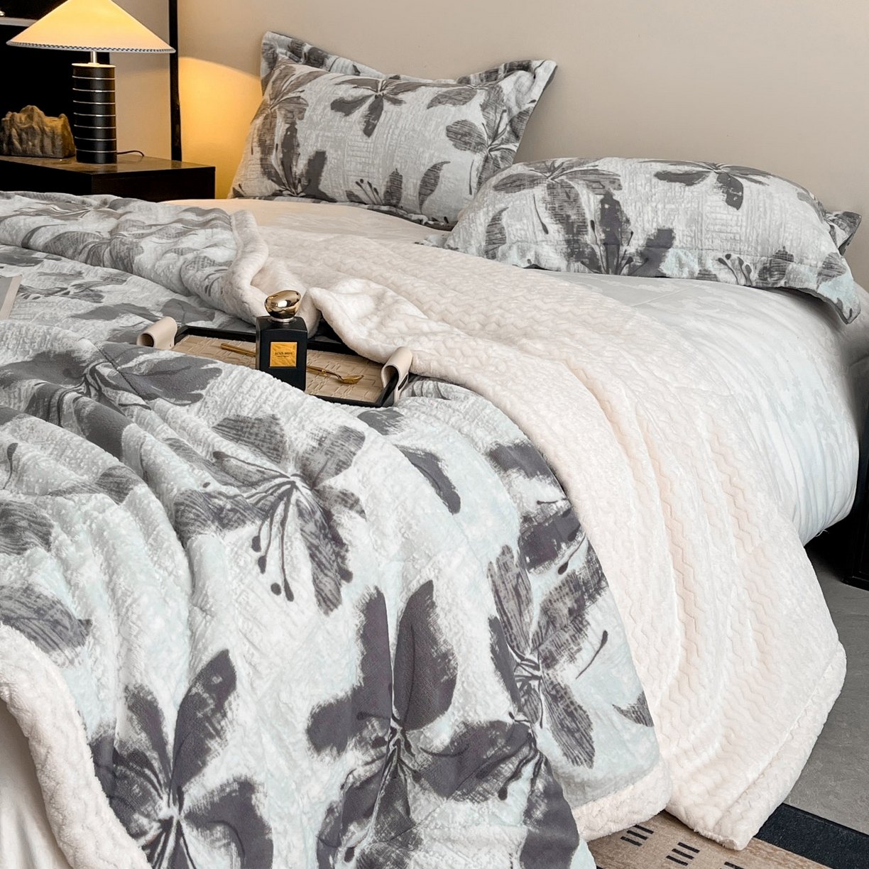 91家纺网 家纺一手货源 找家纺 宜代光年 2025新款牛奶绒立体雕花夹棉多功能毯 素花疏影