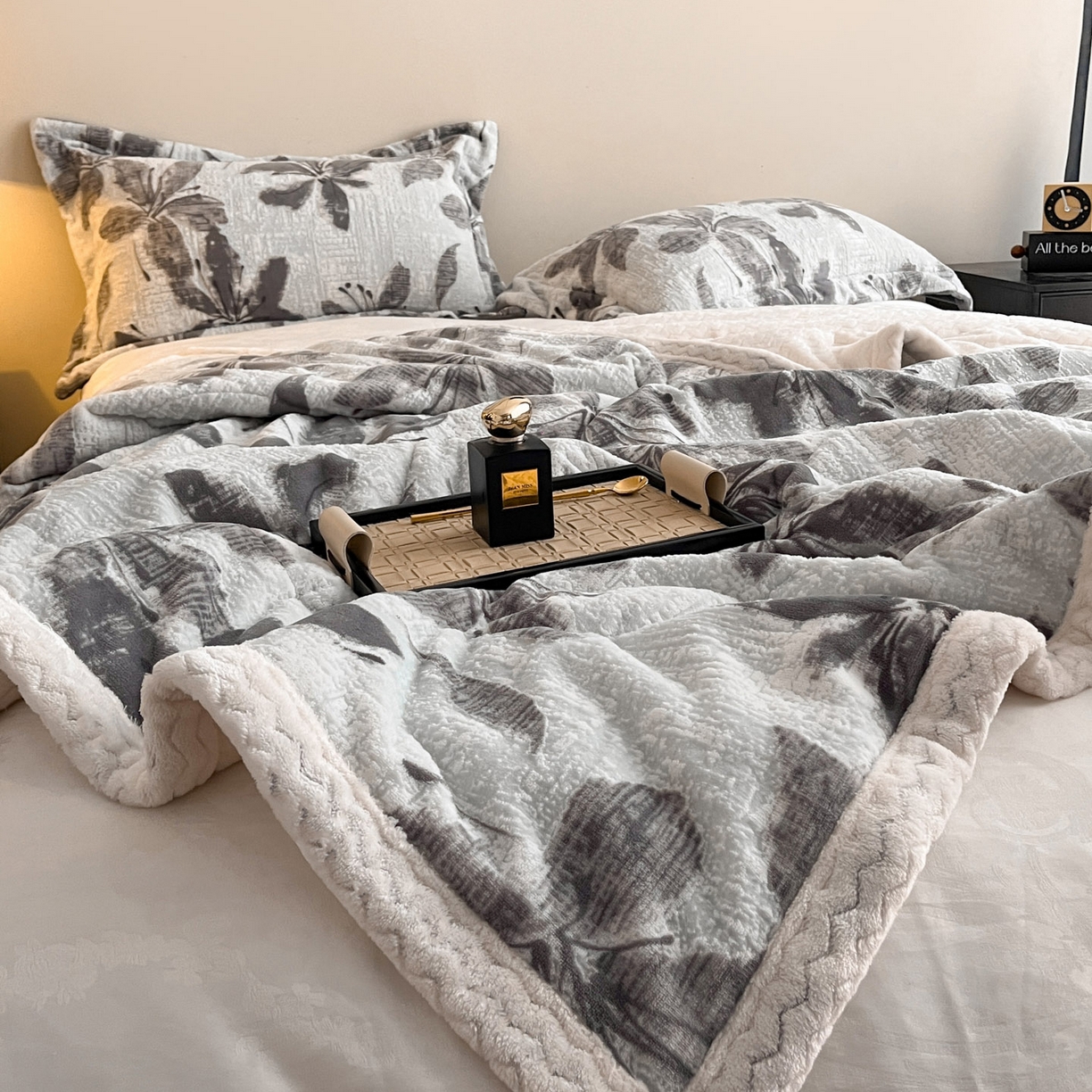 91家纺网 家纺一手货源 找家纺 宜代光年 2025新款牛奶绒立体雕花夹棉多功能毯 素花疏影