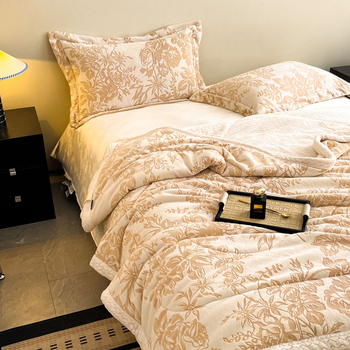 91家纺网 家纺一手货源 找家纺 宜代光年 2025新款牛奶绒立体雕花夹棉多功能毯 暖咖丛林