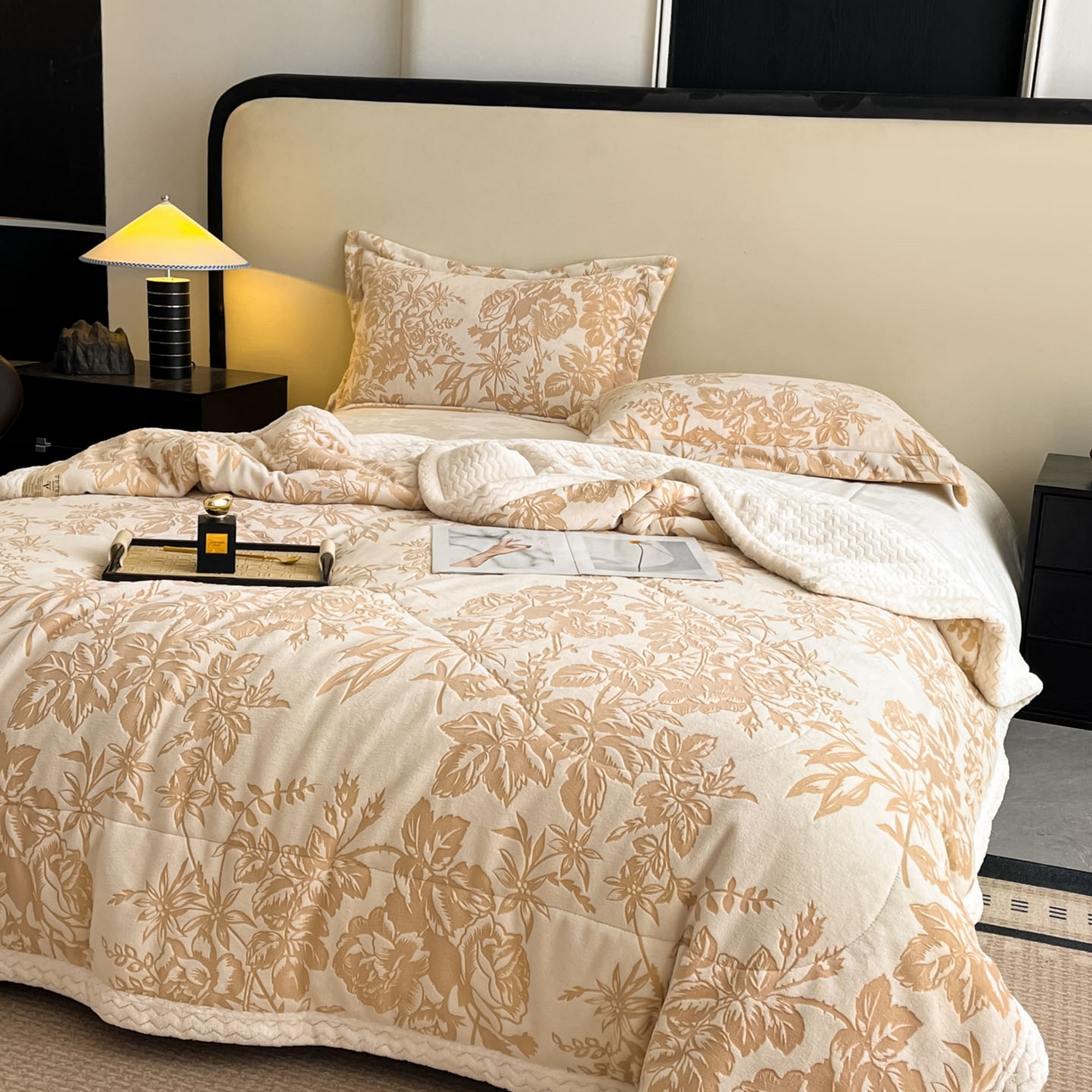 91家纺网 家纺一手货源 找家纺 宜代光年 2025新款牛奶绒立体雕花夹棉多功能毯 暖咖丛林