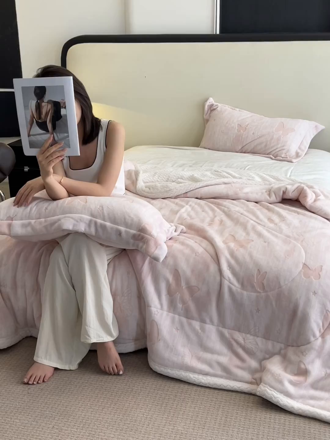 91家纺网 家纺一手货源 找家纺 宜代光年 2025新款牛奶绒立体雕花夹棉多功能毯 雾绡蝶梦