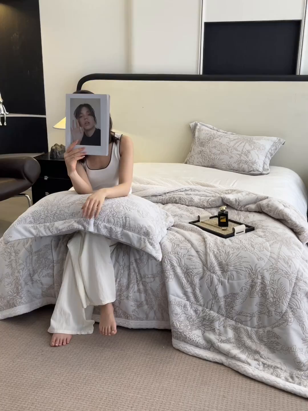 91家纺网 家纺一手货源 找家纺 宜代光年 2025新款牛奶绒立体雕花夹棉多功能毯 浅灰繁华