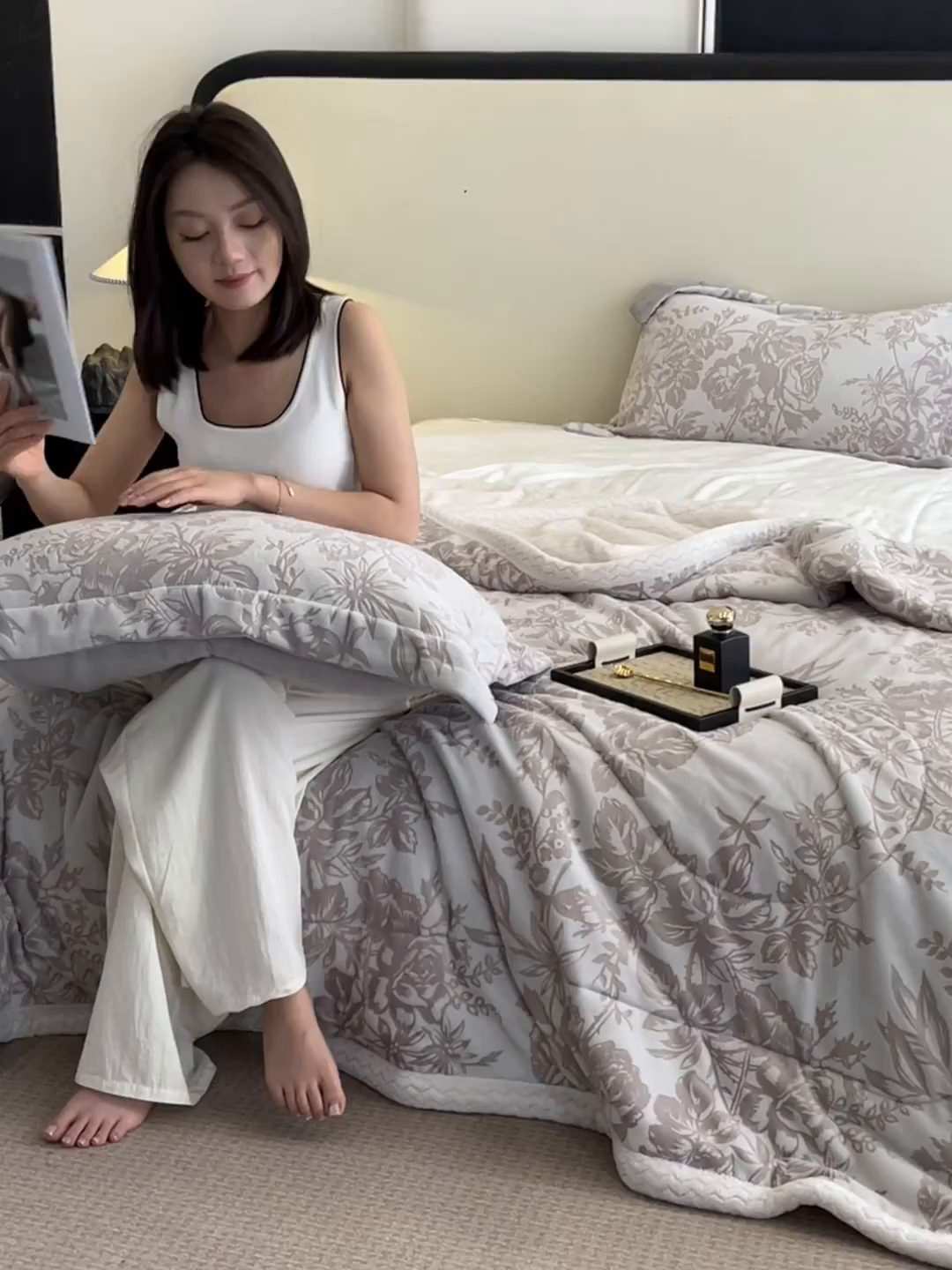 91家纺网 家纺一手货源 找家纺 宜代光年 2025新款牛奶绒立体雕花夹棉多功能毯 浅灰丛林