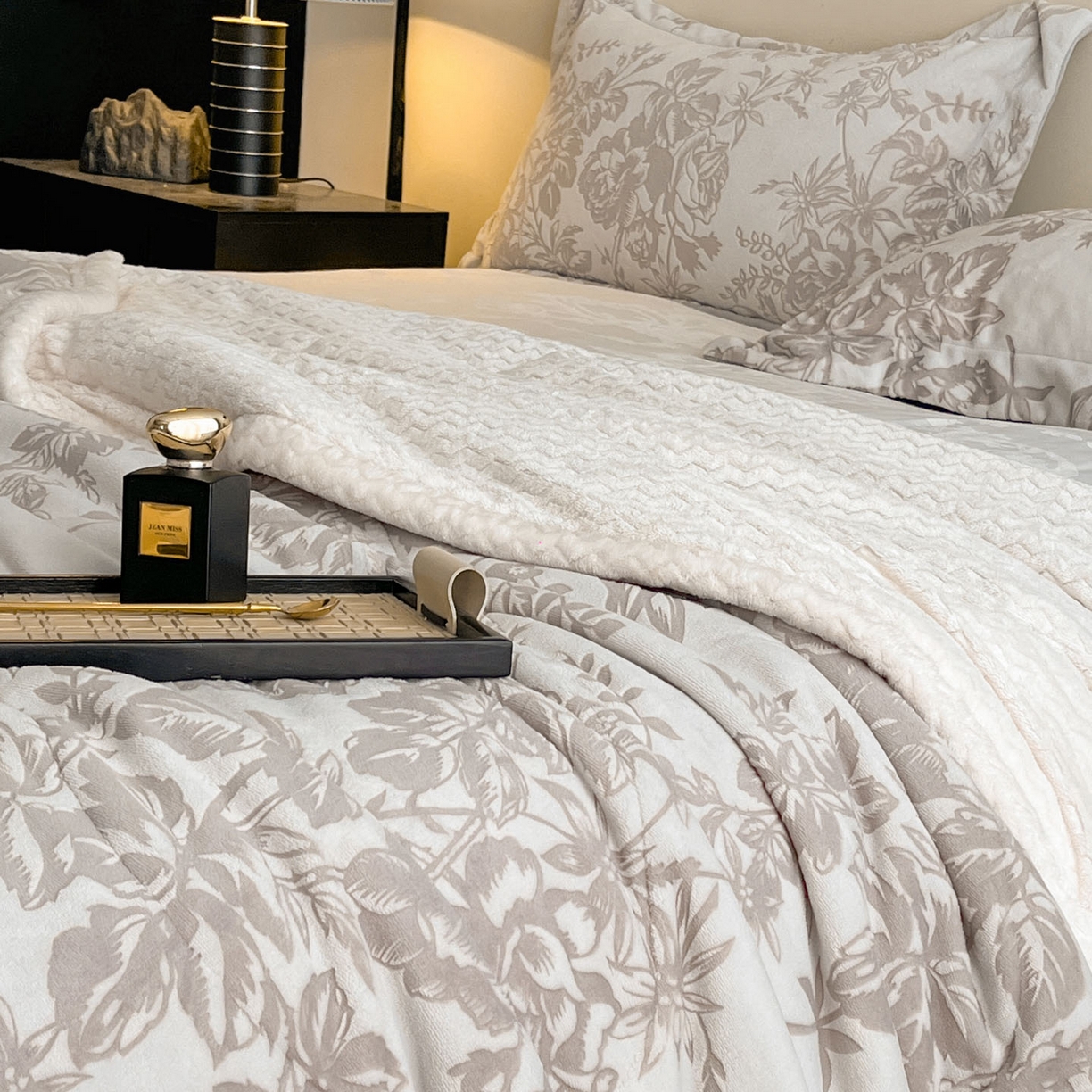 91家纺网 家纺一手货源 找家纺 宜代光年 2025新款牛奶绒立体雕花夹棉多功能毯 浅灰丛林