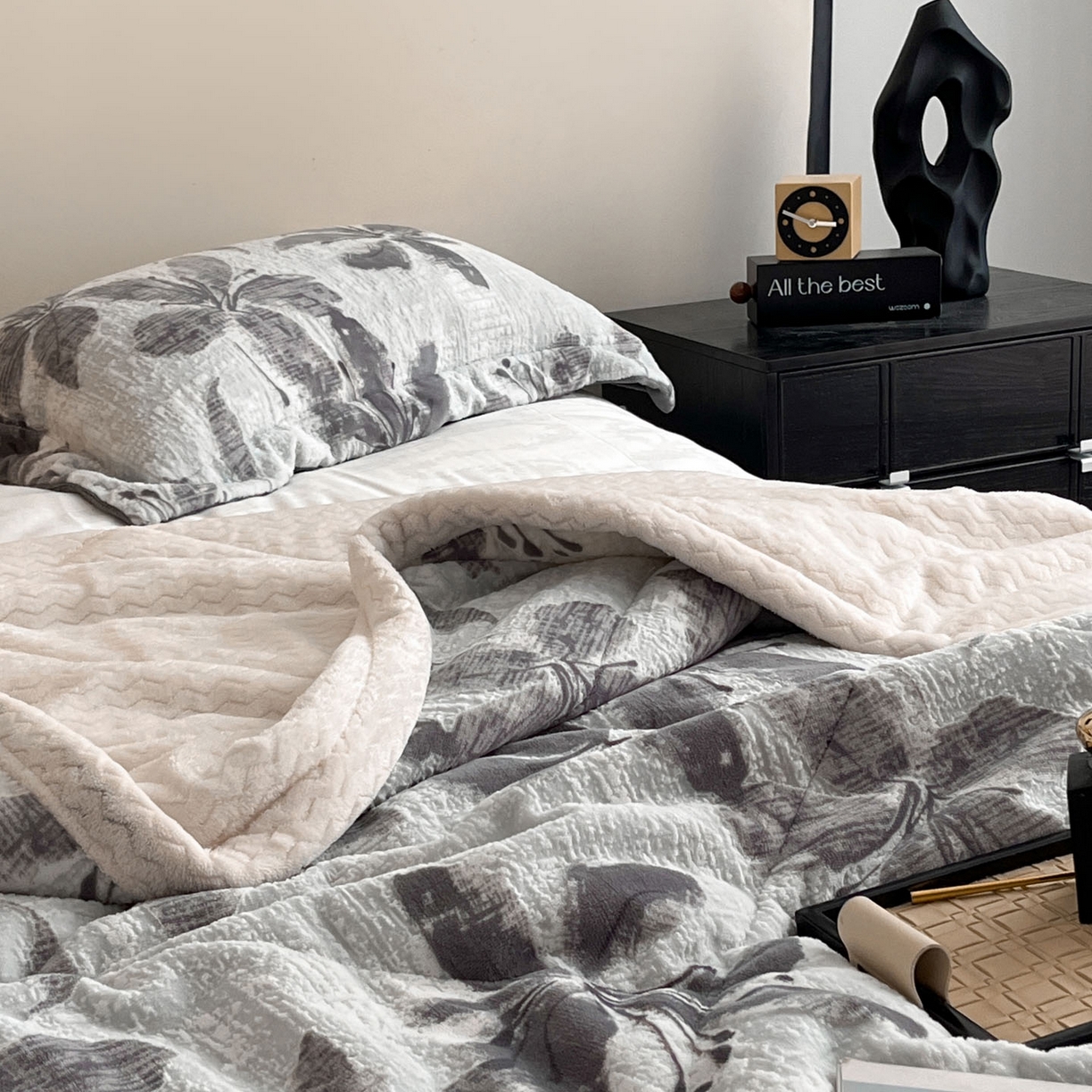 91家纺网 家纺一手货源 找家纺 宜代光年 2025新款牛奶绒立体雕花夹棉多功能毯 素花疏影