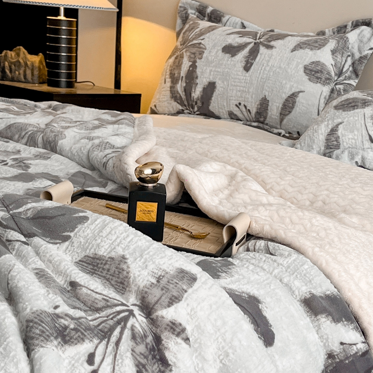 91家纺网 家纺一手货源 找家纺 宜代光年 2025新款牛奶绒立体雕花夹棉多功能毯 素花疏影