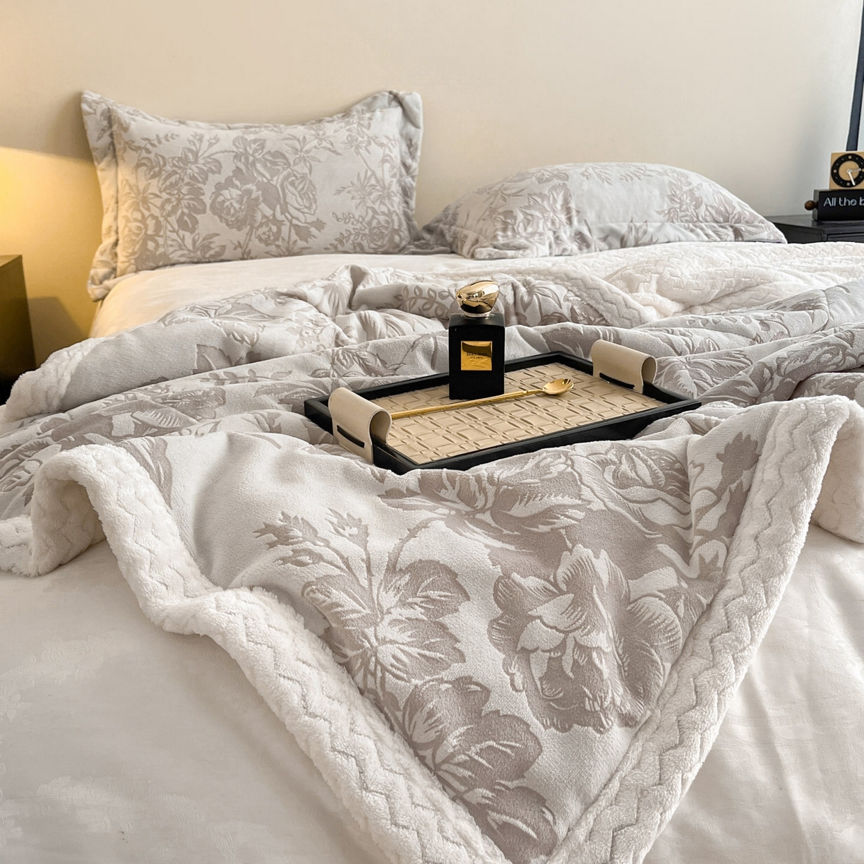 91家纺网 家纺一手货源 找家纺 宜代光年 2025新款牛奶绒立体雕花夹棉多功能毯 浅灰丛林