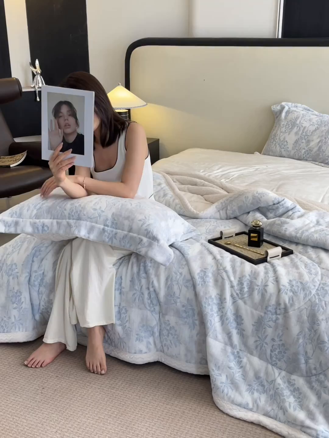 91家纺网 家纺一手货源 找家纺 宜代光年 2025新款牛奶绒立体雕花夹棉多功能毯 花枝菁语-蓝