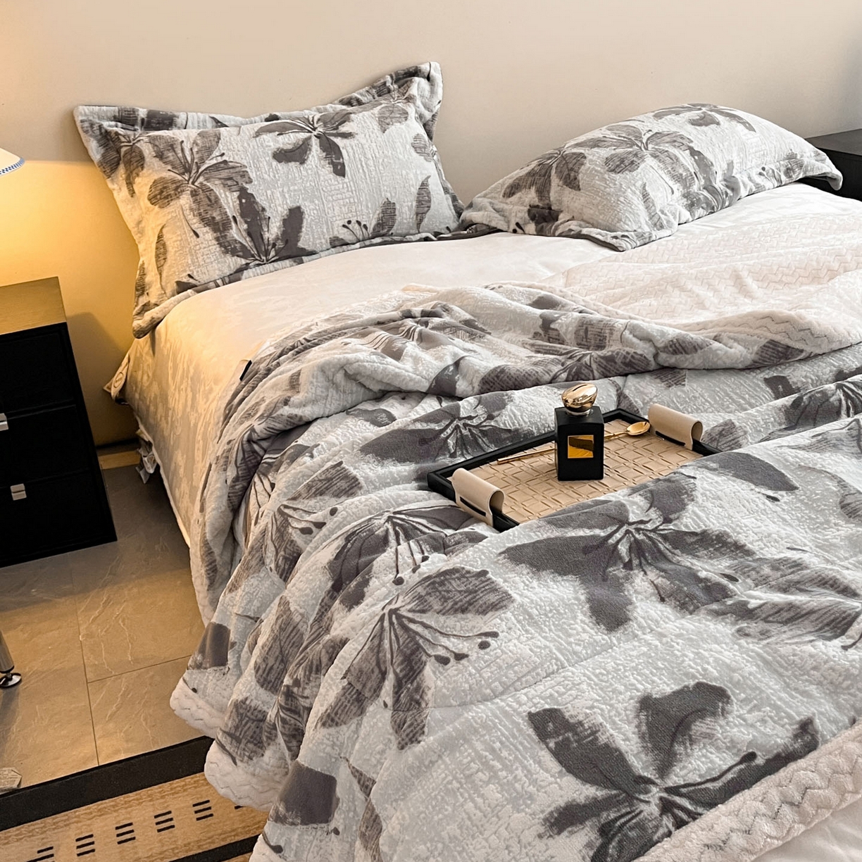 91家纺网 家纺一手货源 找家纺 宜代光年 2025新款牛奶绒立体雕花夹棉多功能毯 素花疏影