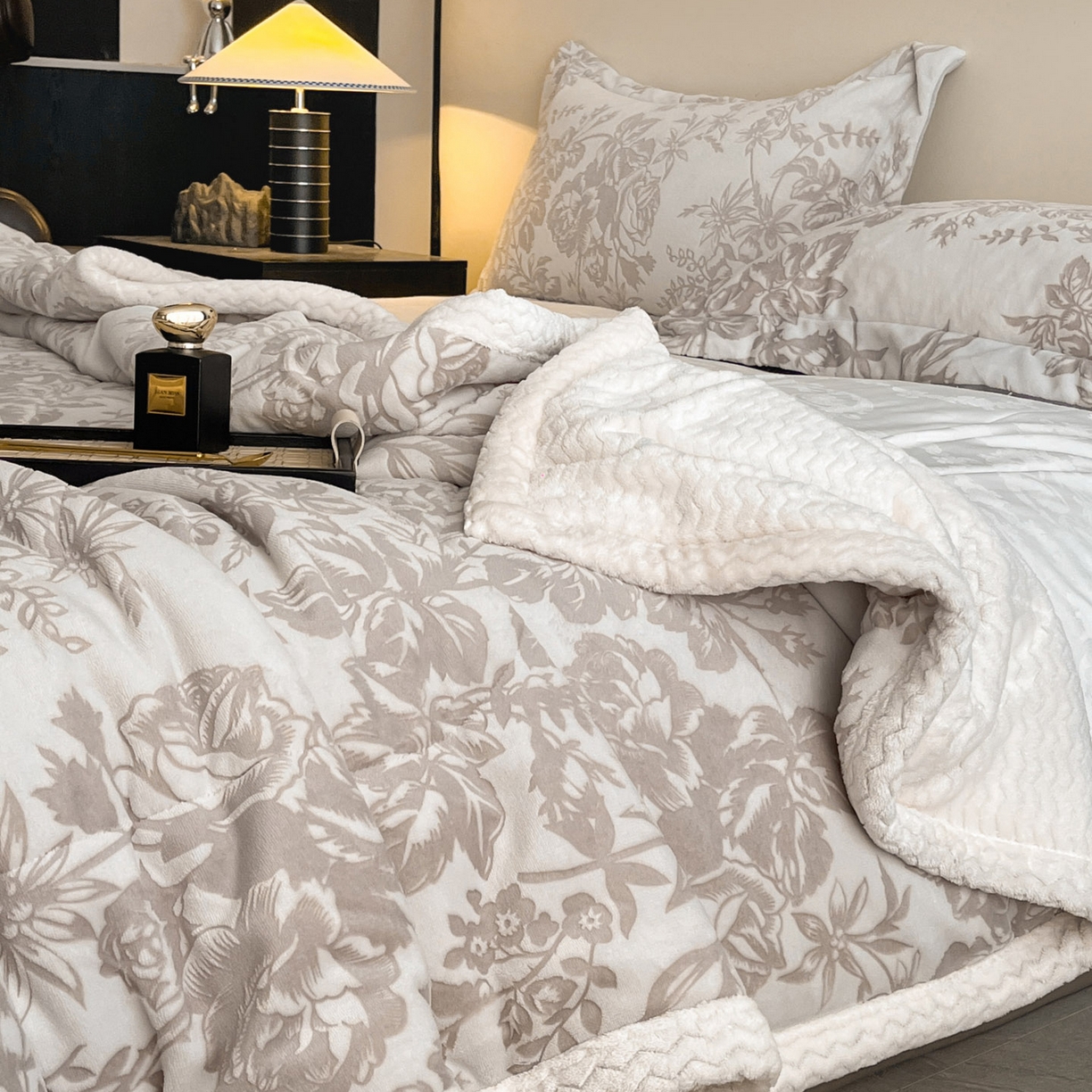 91家纺网 家纺一手货源 找家纺 宜代光年 2025新款牛奶绒立体雕花夹棉多功能毯 浅灰丛林