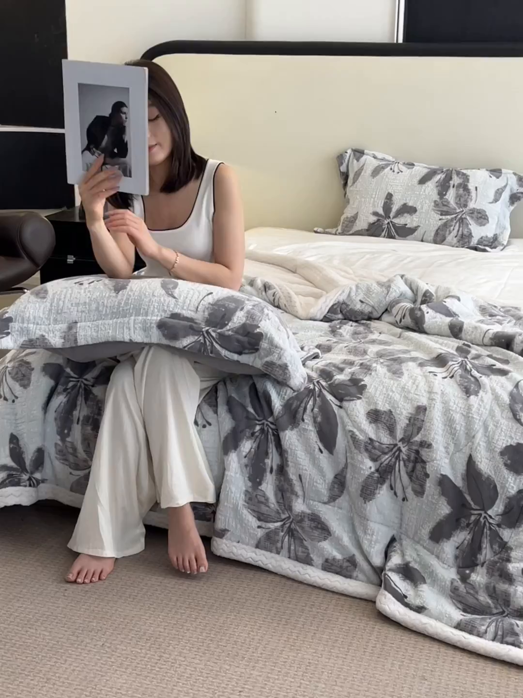 91家纺网 家纺一手货源 找家纺 宜代光年 2025新款牛奶绒立体雕花夹棉多功能毯 素花疏影