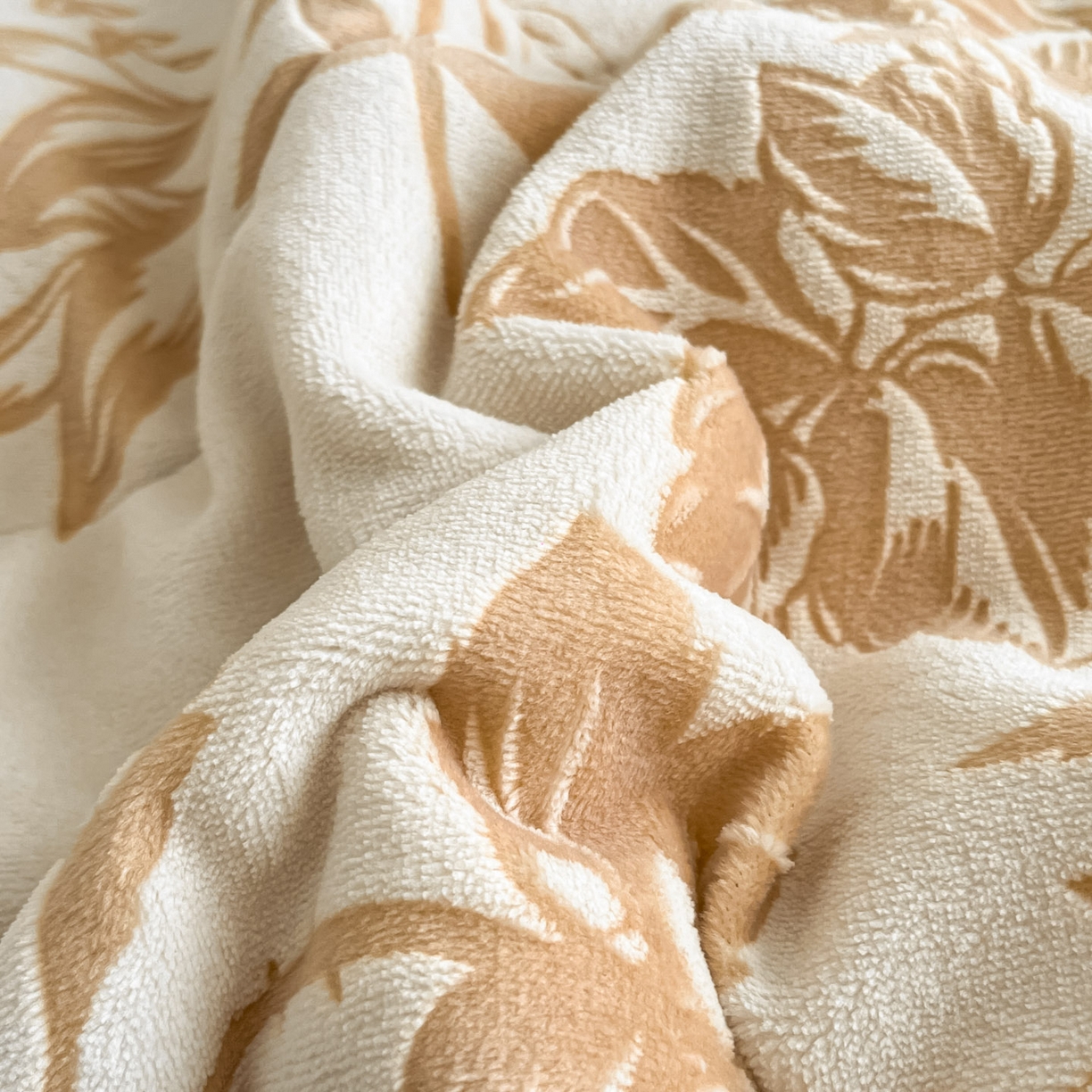 91家纺网 家纺一手货源 找家纺 宜代光年 2025新款牛奶绒立体雕花夹棉多功能毯 暖咖丛林