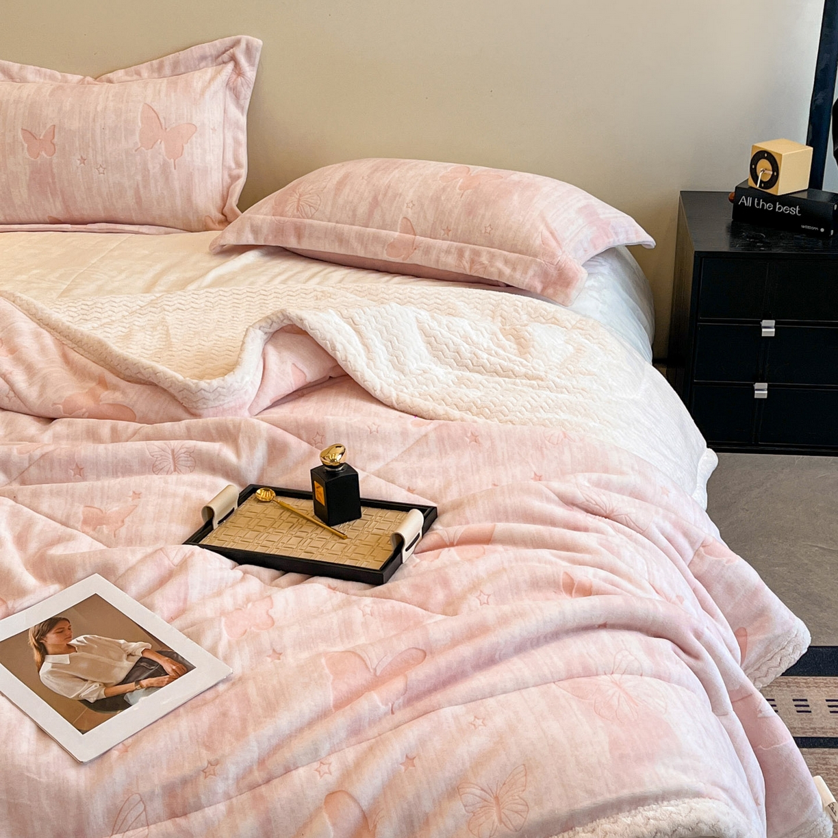 91家纺网 家纺一手货源 找家纺 宜代光年 2025新款牛奶绒立体雕花夹棉多功能毯 雾绡蝶梦