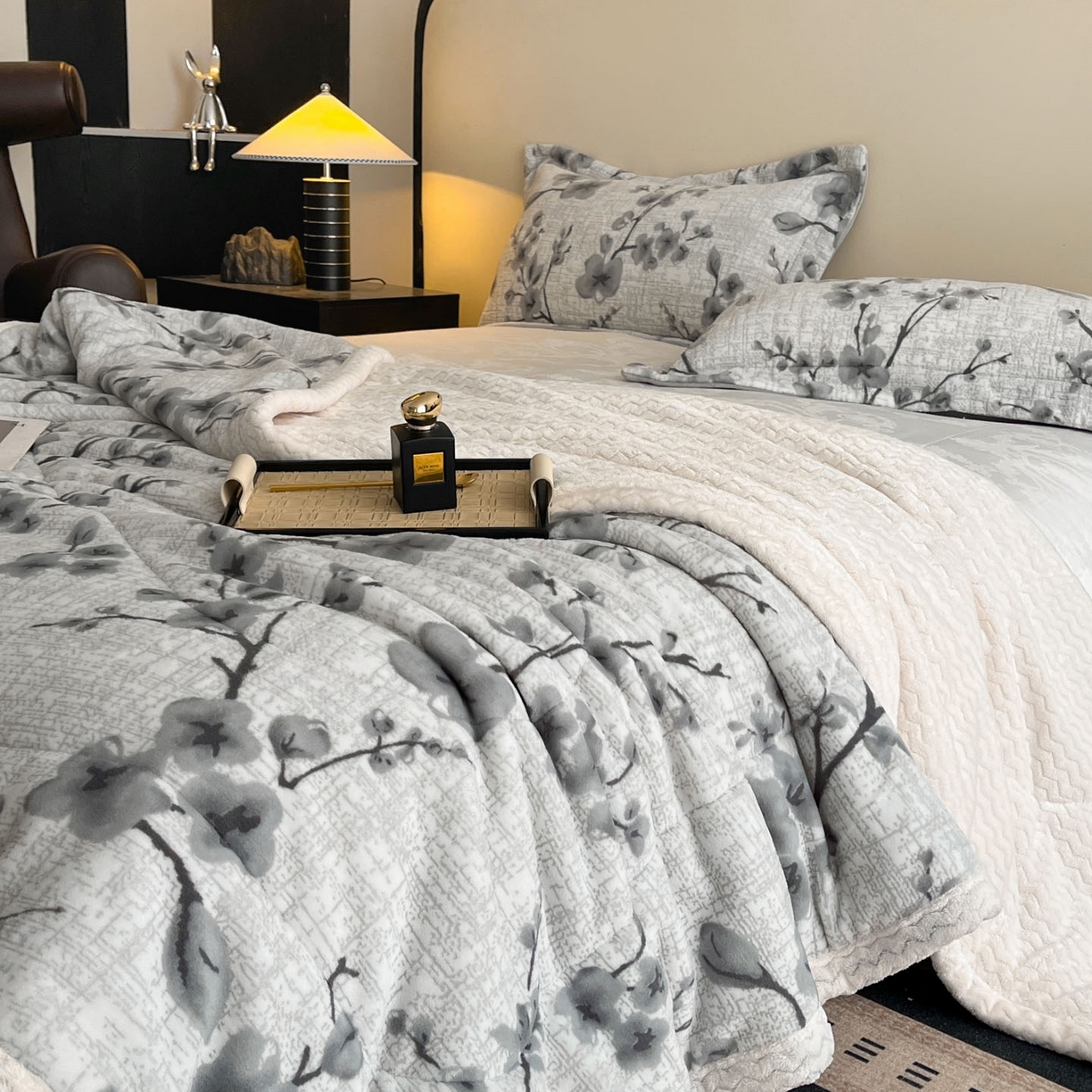 91家纺网 家纺一手货源 找家纺 宜代光年 2025新款牛奶绒立体雕花夹棉多功能毯 琳瑜陌语