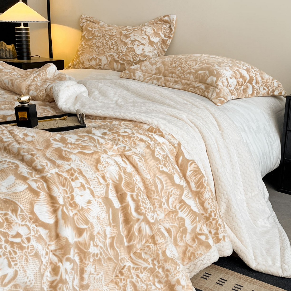 91家纺网 家纺一手货源 找家纺 宜代光年 2025新款牛奶绒立体雕花夹棉多功能毯 黎明之光