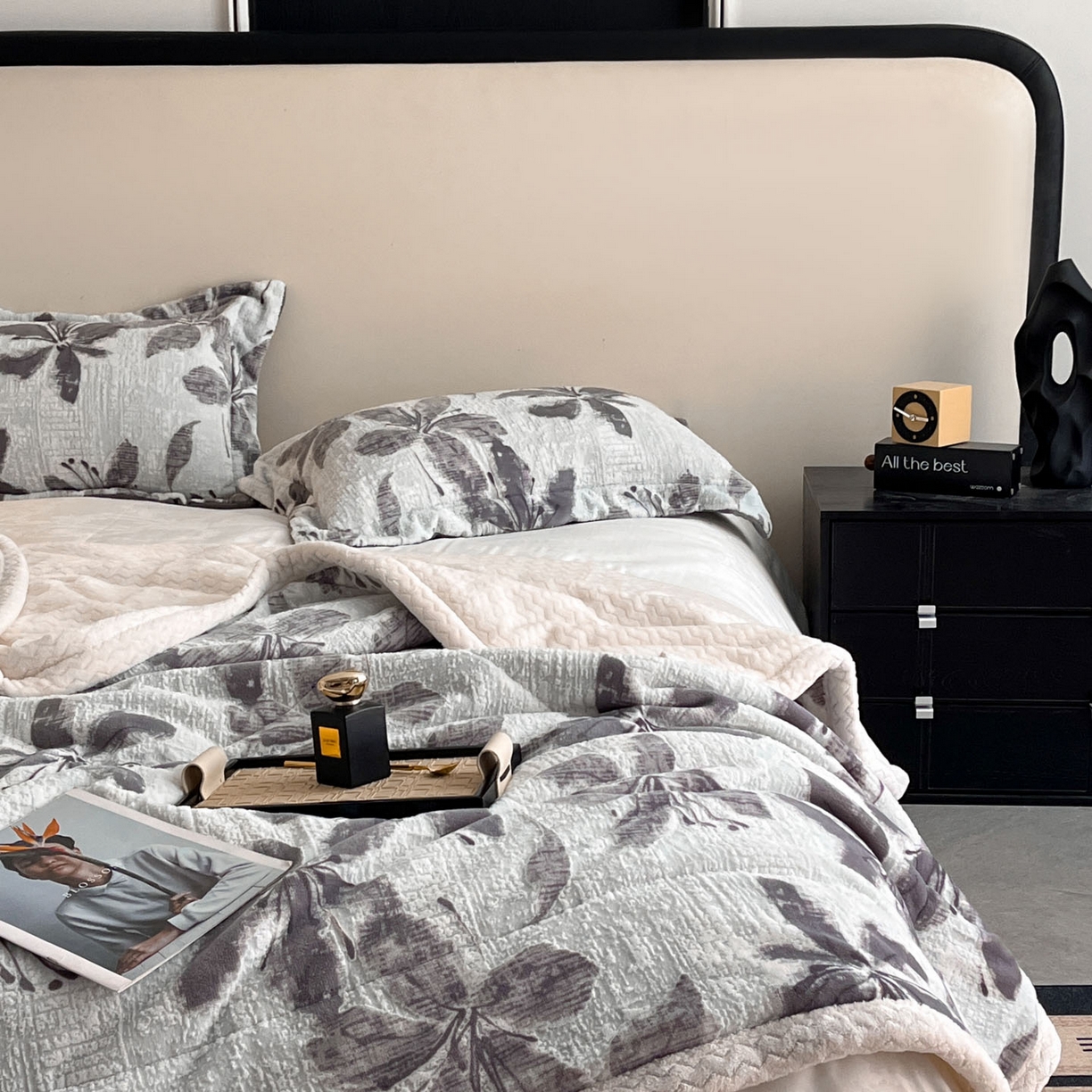 91家纺网 家纺一手货源 找家纺 宜代光年 2025新款牛奶绒立体雕花夹棉多功能毯 素花疏影