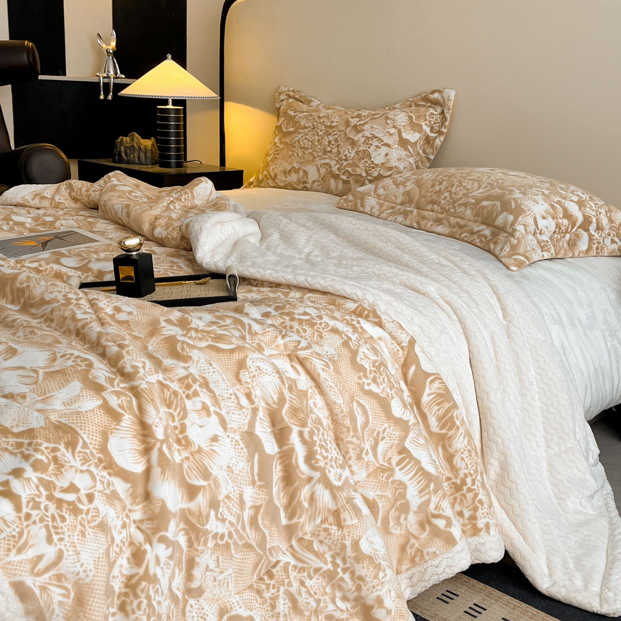 91家纺网 家纺一手货源 找家纺 宜代光年 2025新款牛奶绒立体雕花夹棉多功能毯 黎明之光