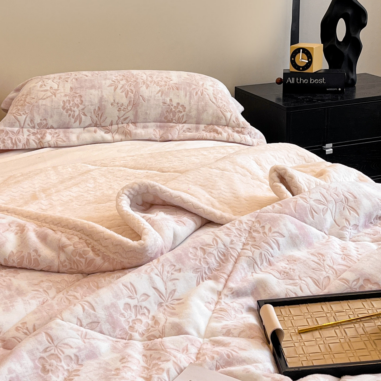 91家纺网 家纺一手货源 找家纺 宜代光年 2025新款牛奶绒立体雕花夹棉多功能毯 花枝菁语-粉