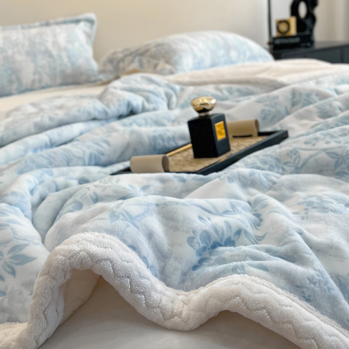 91家纺网 家纺一手货源 找家纺 （总）宜代光年 2025新款牛奶绒立体雕花夹棉多功能毯