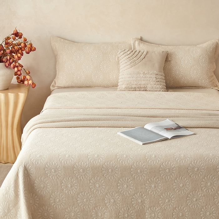 91家纺网 家纺一手货源 找家纺 桂雅居 2025新款棉麻三层纱加厚床盖三件套 （会员减10，最低控价券后298） 太阳花