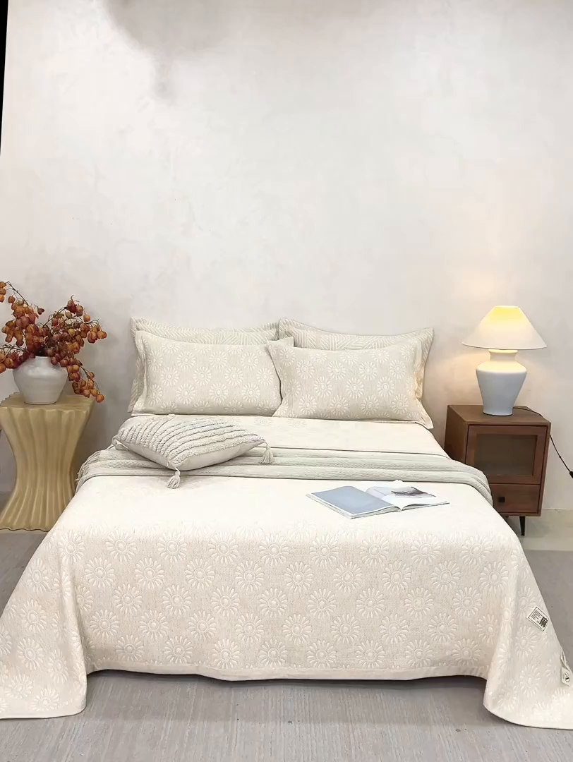 91家纺网 家纺一手货源 找家纺 桂雅居 2025新款棉麻三层纱加厚床盖三件套 （会员减10，最低控价券后298） 太阳花