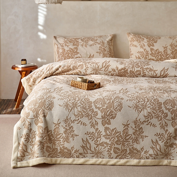 91家纺网 家纺一手货源 找家纺 （总）宜代光年 2025新款牛奶绒雕花复合毛毯系列