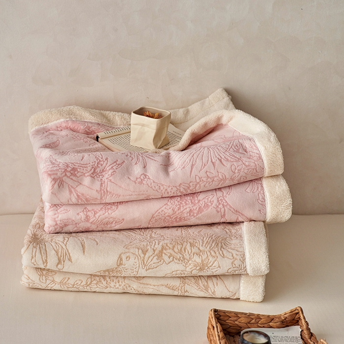 91家纺网 家纺一手货源 找家纺 宜代光年 2025新款牛奶绒雕花复合毛毯系列 组合