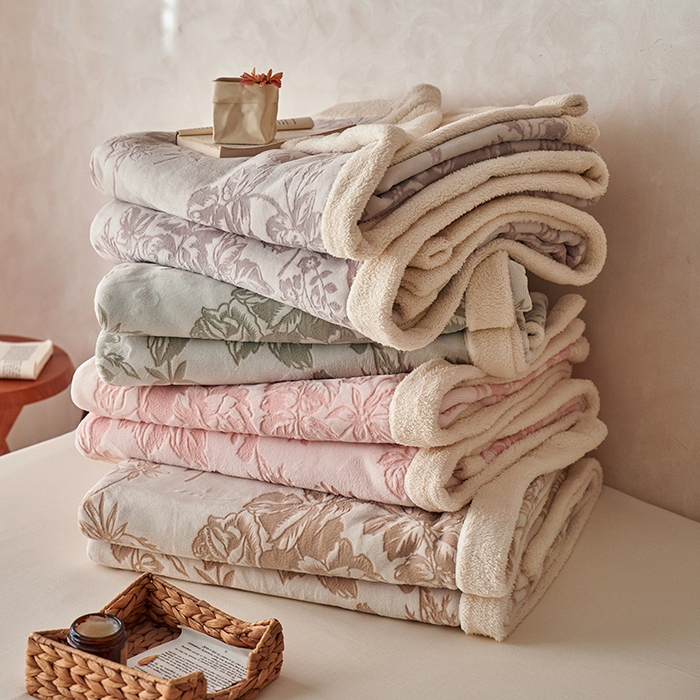 宜代光年 2025新款牛奶绒雕花复合毛毯系列 组合