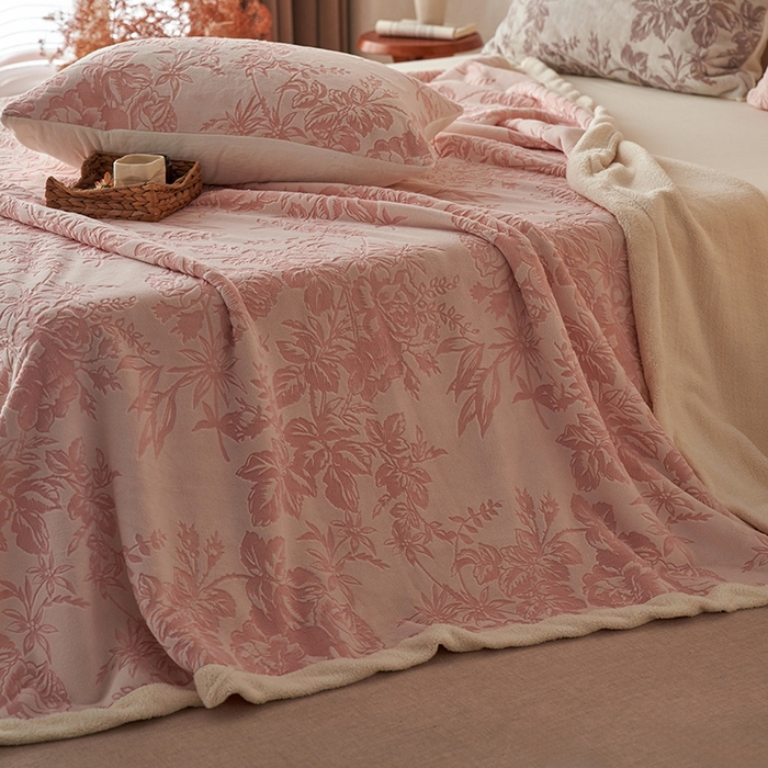 91家纺网 家纺一手货源 找家纺 宜代光年 2025新款牛奶绒雕花复合毛毯系列 繁花绒毯-粉