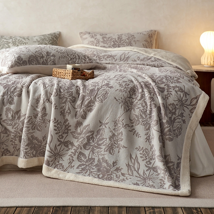 91家纺网 家纺一手货源 找家纺 宜代光年 2025新款牛奶绒雕花复合毛毯系列 繁花绒毯-灰