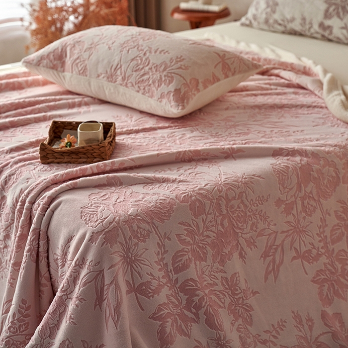 91家纺网 家纺一手货源 找家纺 宜代光年 2025新款牛奶绒雕花复合毛毯系列 繁花绒毯-粉