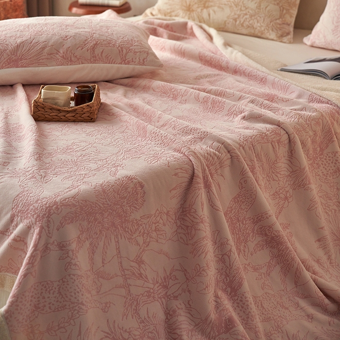 91家纺网 家纺一手货源 找家纺 宜代光年 2025新款牛奶绒雕花复合毛毯系列 丛林绒毯-粉