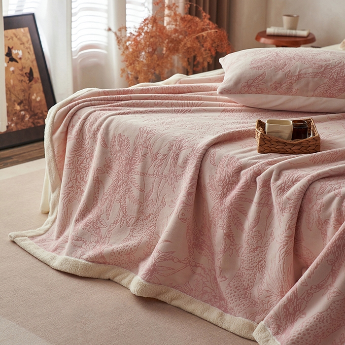 91家纺网 家纺一手货源 找家纺 宜代光年 2025新款牛奶绒雕花复合毛毯系列 丛林绒毯-粉