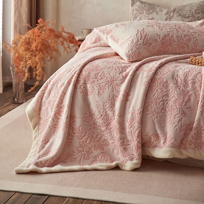 91家纺网 家纺一手货源 找家纺 宜代光年 2025新款牛奶绒雕花复合毛毯系列 繁花绒毯-粉