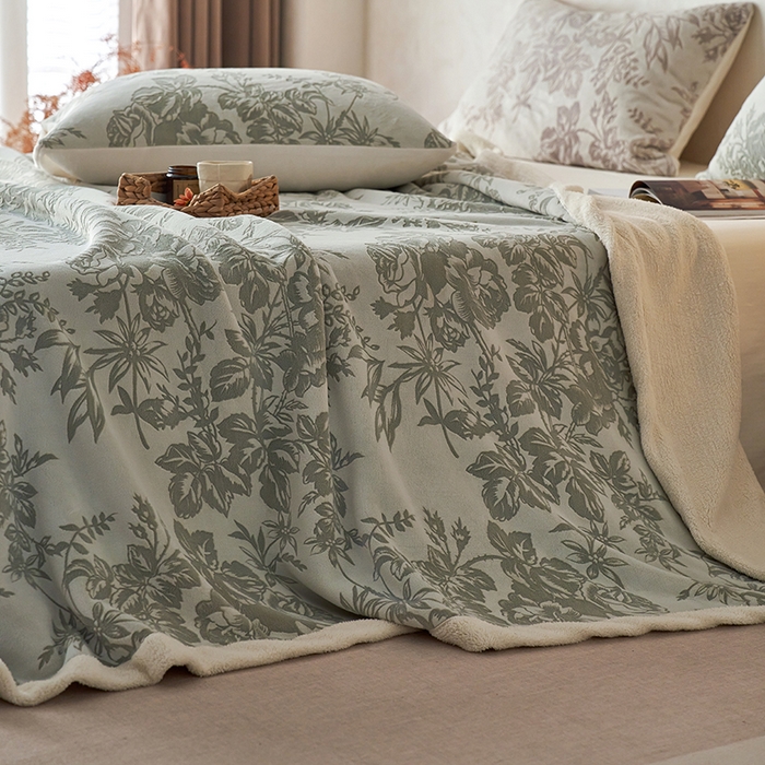 91家纺网 家纺一手货源 找家纺 宜代光年 2025新款牛奶绒雕花复合毛毯系列 繁花绒毯-绿