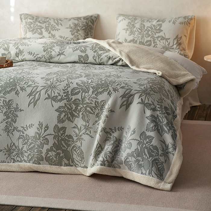 91家纺网 家纺一手货源 找家纺 宜代光年 2025新款牛奶绒雕花复合毛毯系列 繁花绒毯-绿