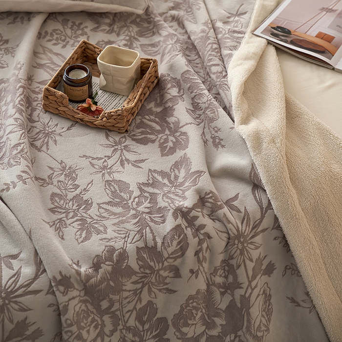 91家纺网 家纺一手货源 找家纺 宜代光年 2025新款牛奶绒雕花复合毛毯系列 繁花绒毯-灰