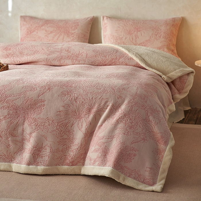 91家纺网 家纺一手货源 找家纺 宜代光年 2025新款牛奶绒雕花复合毛毯系列 丛林绒毯-粉