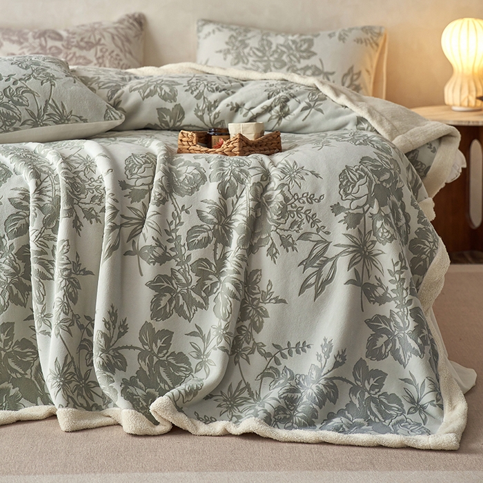 91家纺网 家纺一手货源 找家纺 宜代光年 2025新款牛奶绒雕花复合毛毯系列 繁花绒毯-绿